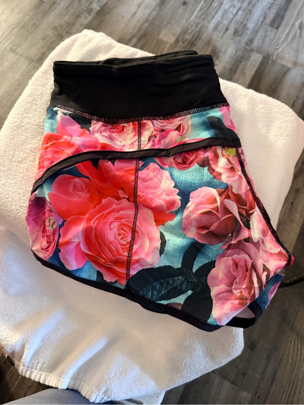 lululemon athletica Women's Black Waistband Floral Skort - Pink & Blue